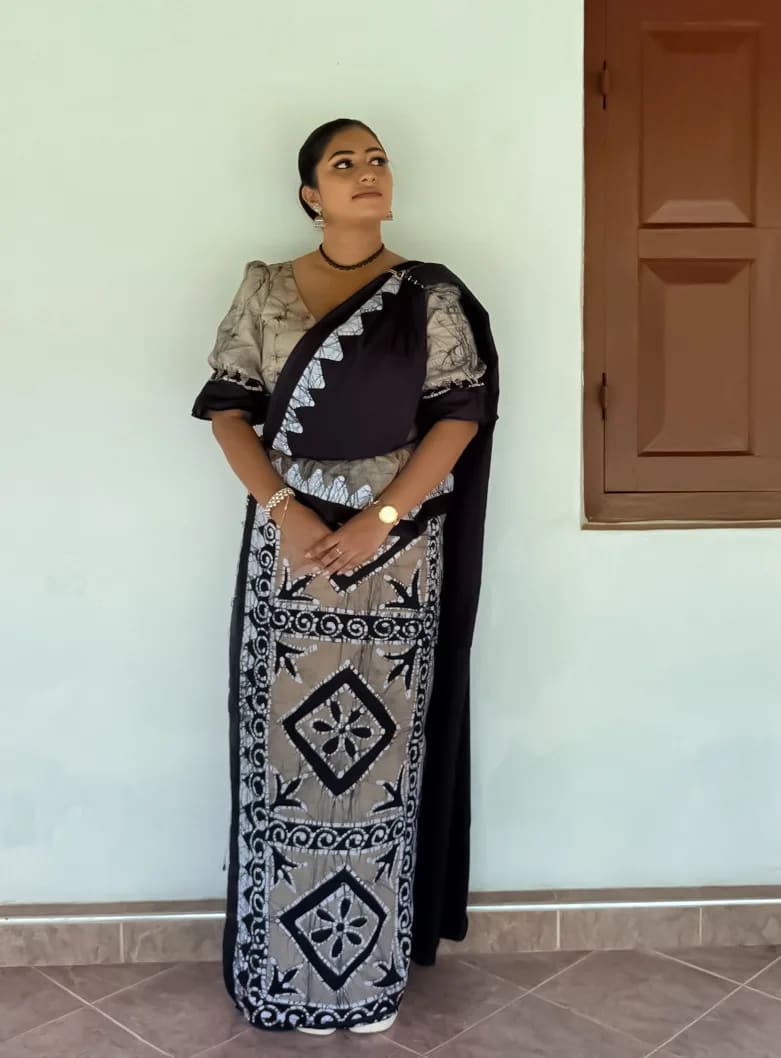 Batik handmade batik saree in White ,beige and black, Sri Lanka