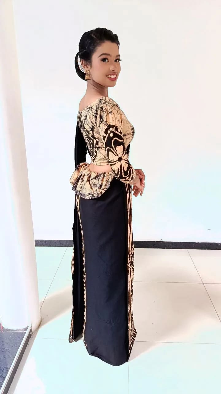bathik handmade batik saree in Beige and black, Sri Lanka